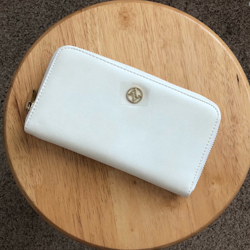 Brand New Off White Adrienne Vittadini Wallet